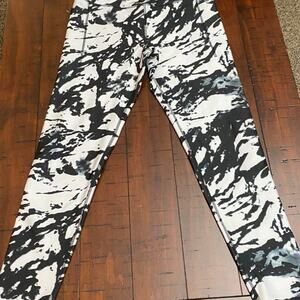 Ebb & Flow Leggings Women’s Large - black and white